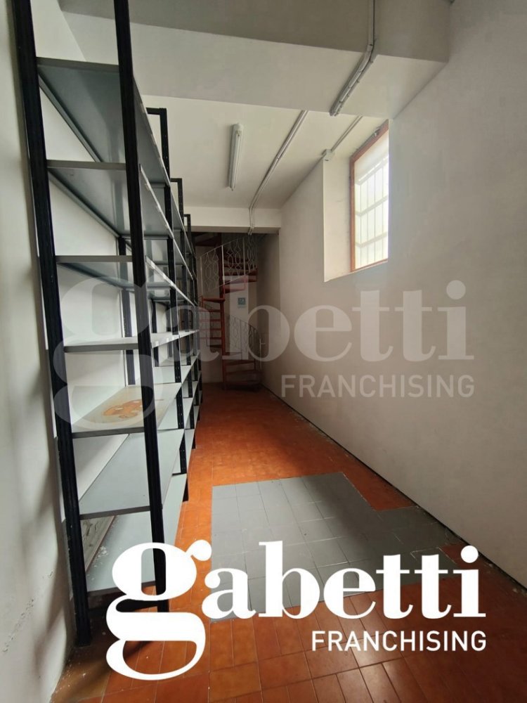 152m² Office in Montefortino, Italy No. 344768