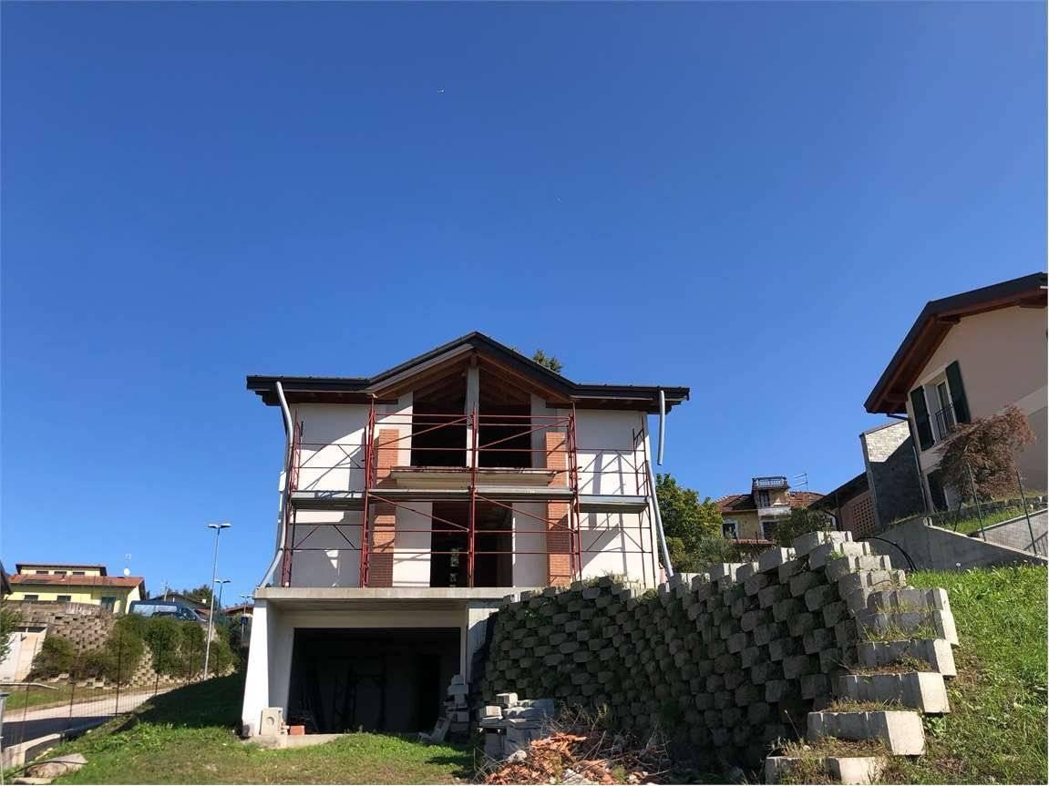 Villa de 4 divisões em Gavirate, Italy N.º 27810