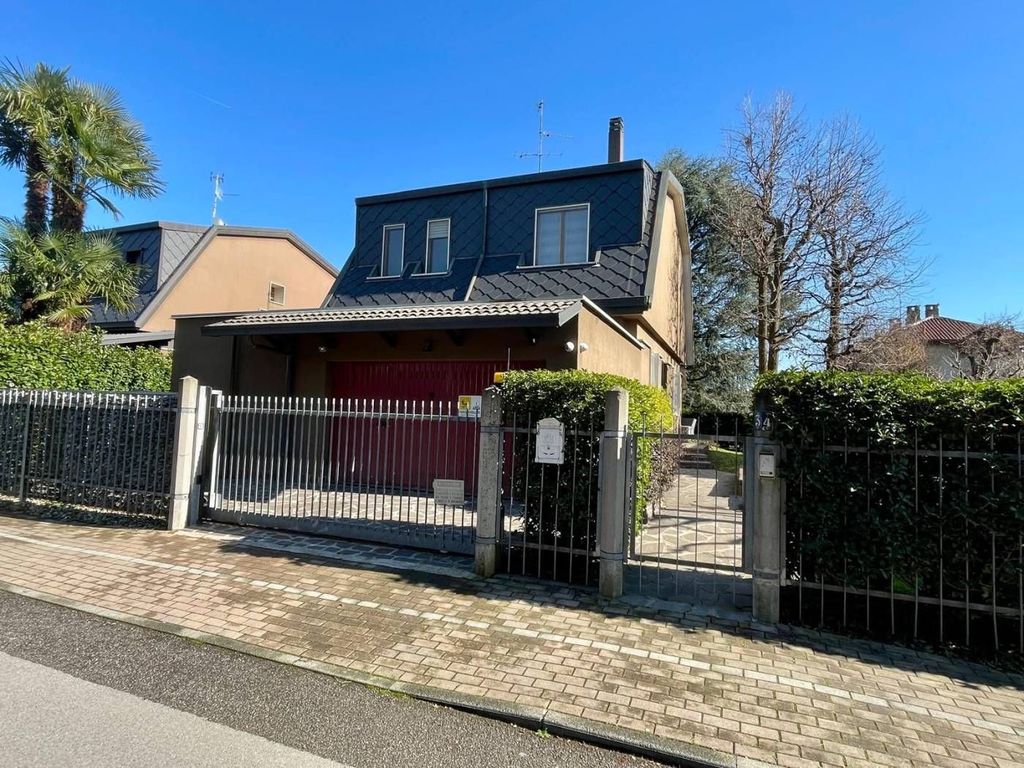 3 bedrooms Villa in Arese, Italy No. 166217