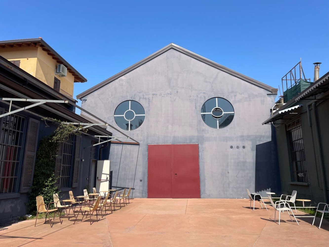 730m² Warehouse in Milan, Italy No. 249813