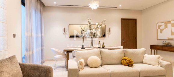 5 bedrooms Villa in Abu Dhabi, UAE No. 47954 4