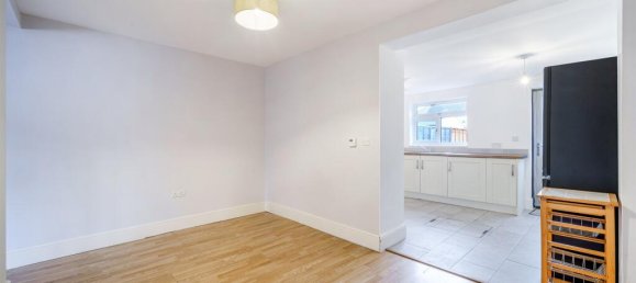 2 bedrooms House in Feltham, United Kingdom No. 9808 8