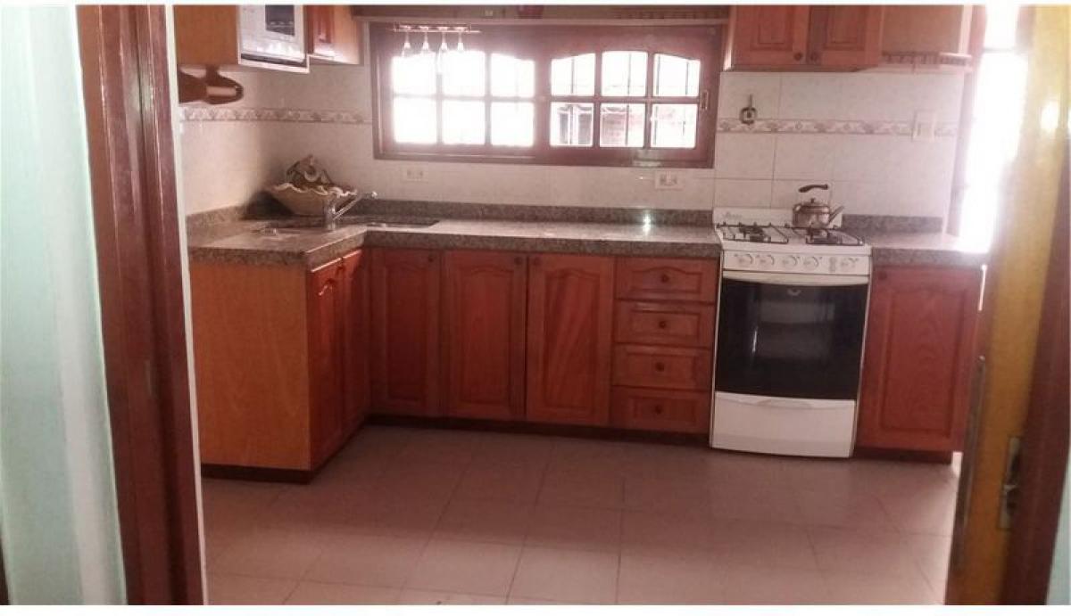 Дом с 3 спальнями в Морон, Аргентина № 3926