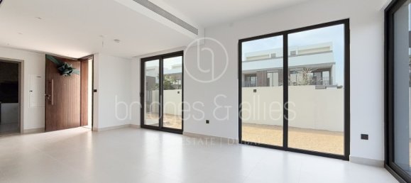 Villa de 4 dormitorios en Dubai, UAE No. 65806 2