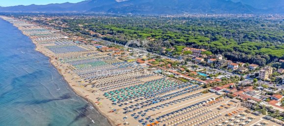 7 rooms Commercial property in Pietrasanta, Italy No. 232100 30