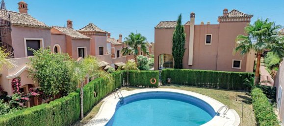3 bedrooms Townhouse in Estepona, Spain No. 183904 3