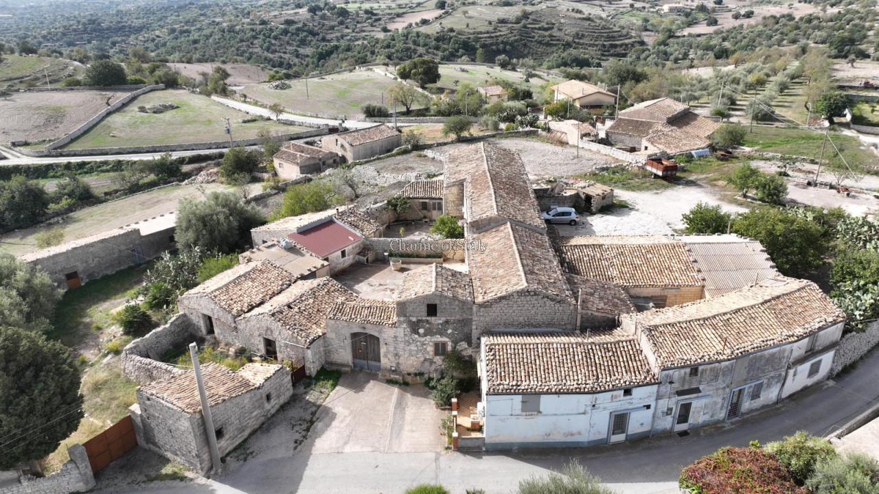 15 rooms House in Modica, Italy No. 235893