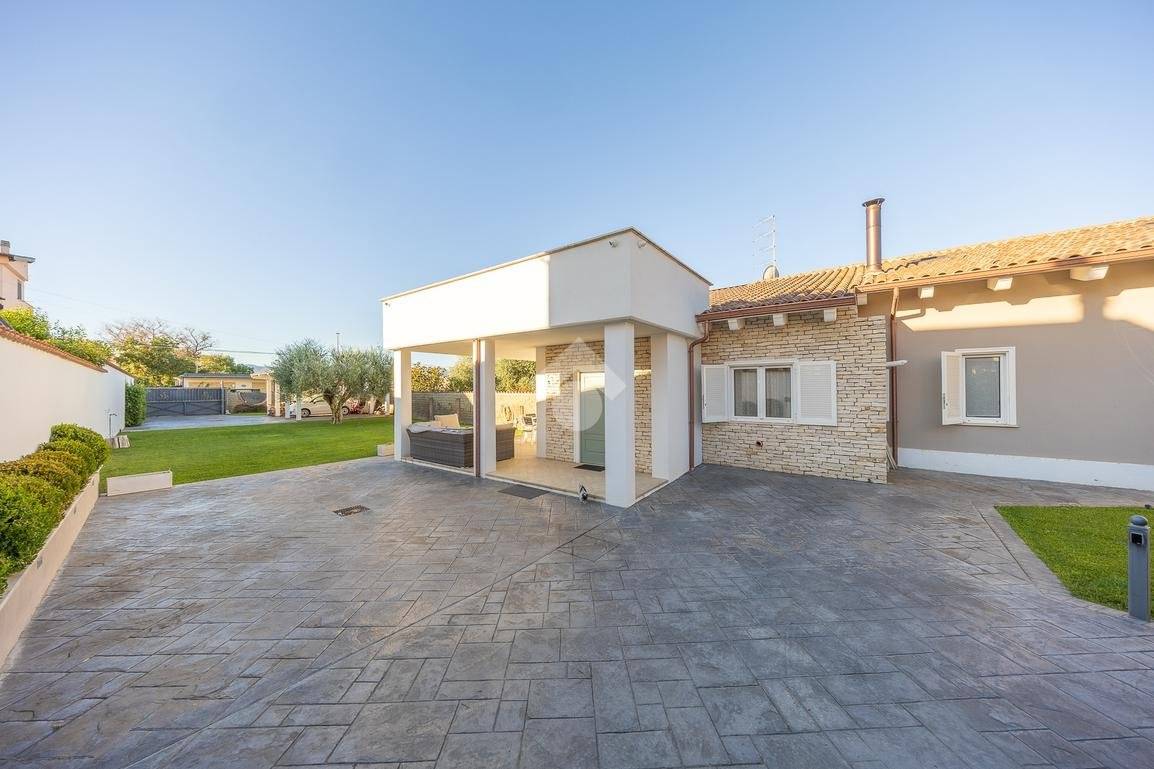 Villa de 3 dormitorios en Rome, Italy No. 327900