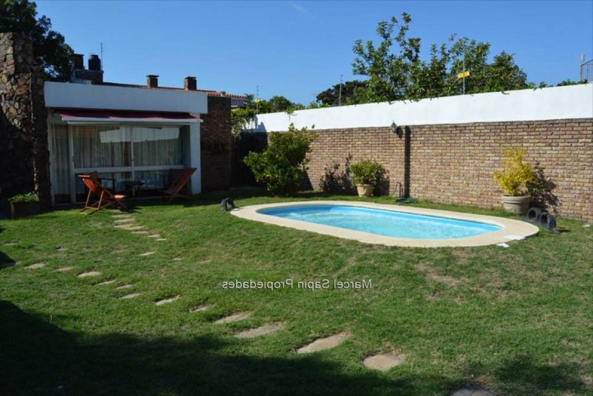 3 bedrooms House in Montevideo, Uruguay No. 7373