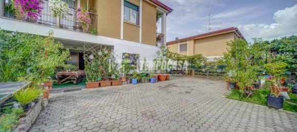 3 bedrooms Villa in Cairate, Italy No. 295956 2