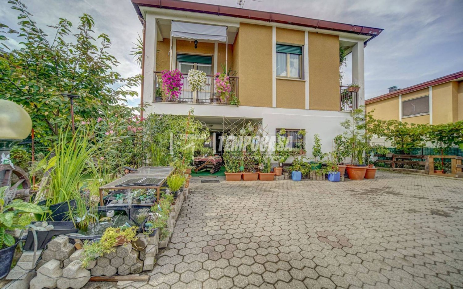 3 bedrooms Villa in Cairate, Italy No. 295956