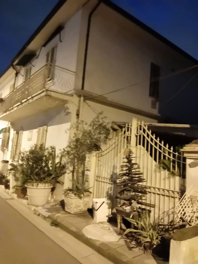 6 rooms House in Pontedera, Italy No. 208960