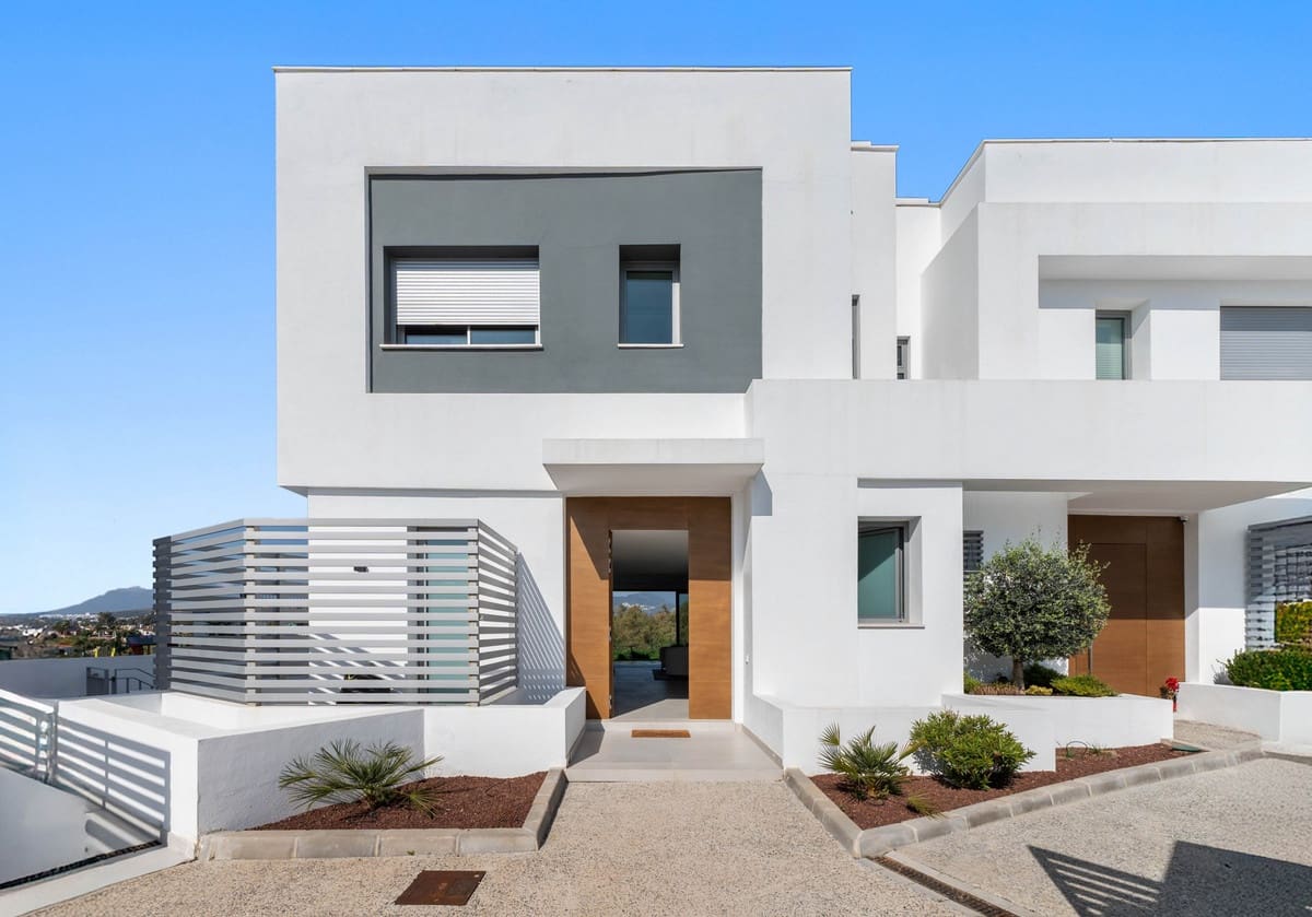 3 bedrooms Villa in Marbella, Spain No. 180805