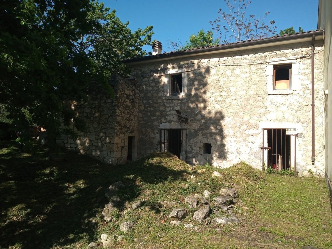 4 rooms House in Roccamorice, Italy No. 16488