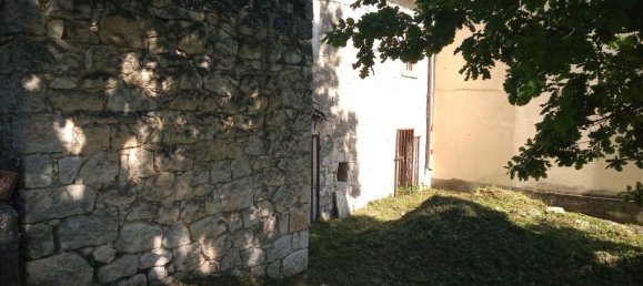 4 rooms House in Roccamorice, Italy No. 16488 16