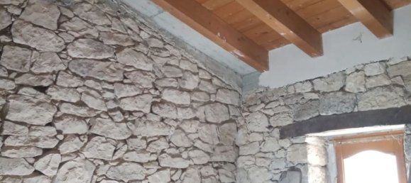 4 rooms House in Roccamorice, Italy No. 16488 10