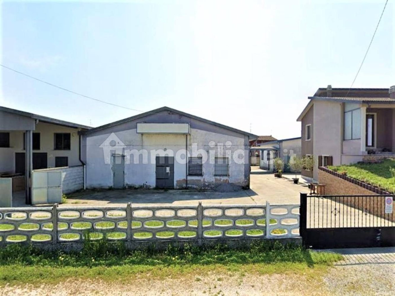 622m² Warehouse in Corte de' Frati, Italy No. 311090