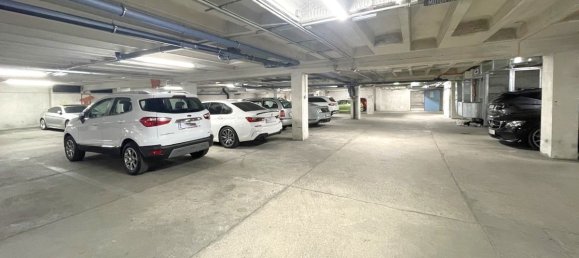 Parking à Favoriten, Austria No. 122388 8