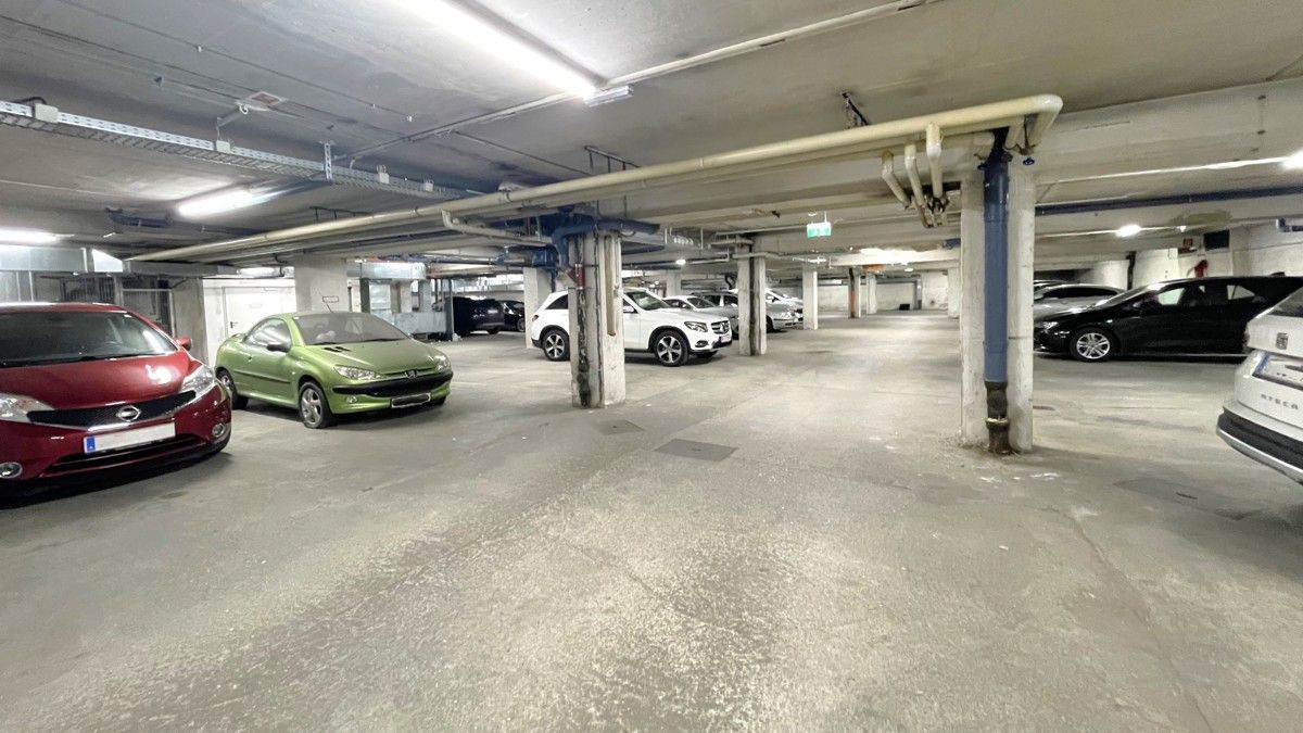 Parking à Favoriten, Austria No. 122388