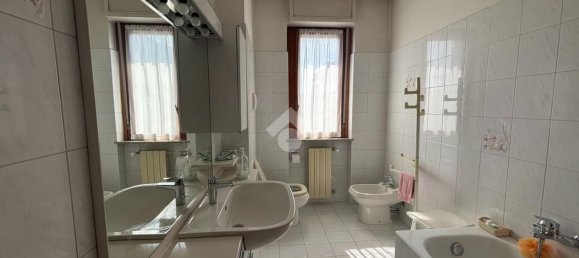4-salle Appartement à Osio Sotto, Italy No. 273734 12