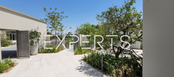 4 bedrooms Villa in Abu Dhabi, UAE No. 44516 3