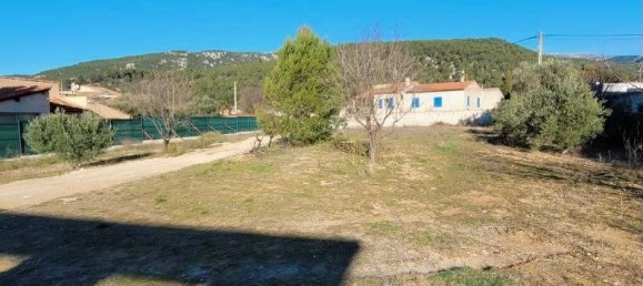 766m² Land in Cuges-les-Pins, France No. 338502 2