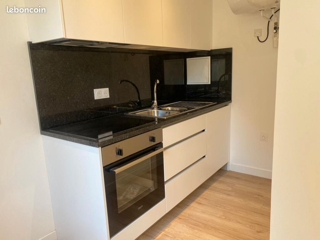 Studio in Versailles, France, Nr. 187345