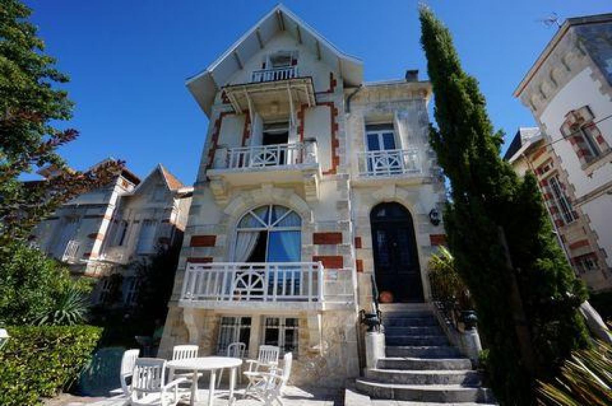 Casa de 6 dormitorios en Royan, France No. 24375