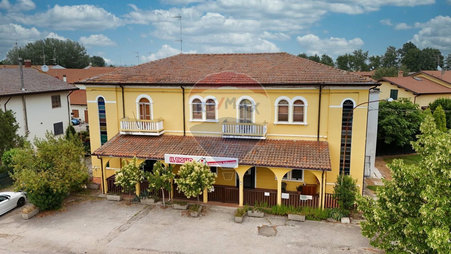 15 rooms Apartment in Jolanda di Savoia, Italy No. 18424