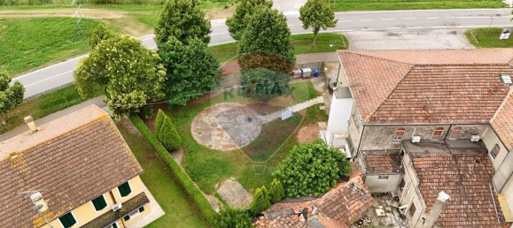 15 rooms Apartment in Jolanda di Savoia, Italy No. 18424 25