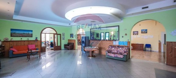 15 rooms Apartment in Jolanda di Savoia, Italy No. 18424 5