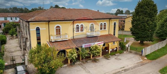 15 rooms Apartment in Jolanda di Savoia, Italy No. 18424 2