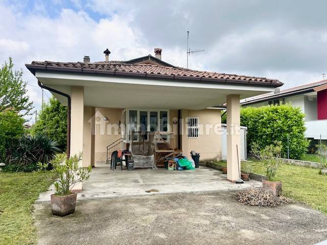 4 bedrooms Villa in Udine, Italy No. 374851