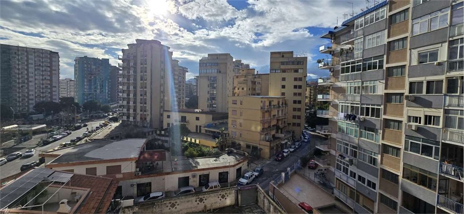 2-salle Appartement à Palermo, Italy No. 46078