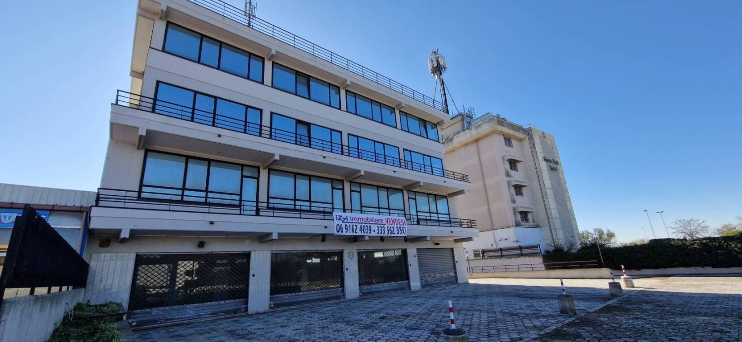 6 rooms Building in Pomezia, Italy No. 62466