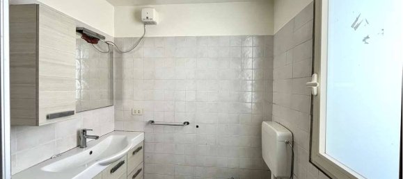 2-salle Appartement à Montale, Italy No. 285472 3