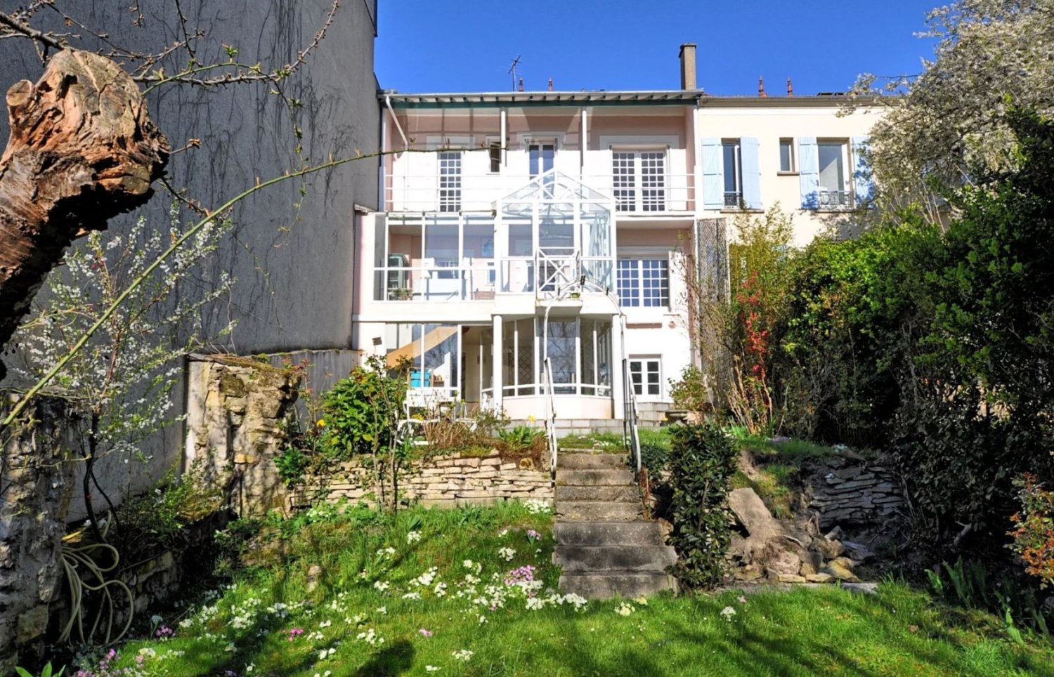 4 bedrooms Villa in Suresnes, France No. 117920