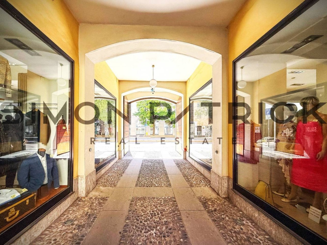 5 rooms Commercial property in Milan, Italy No. 363192