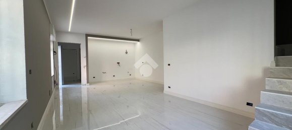 Дом с 5 комнатами в Верона, Италия № 160812 2