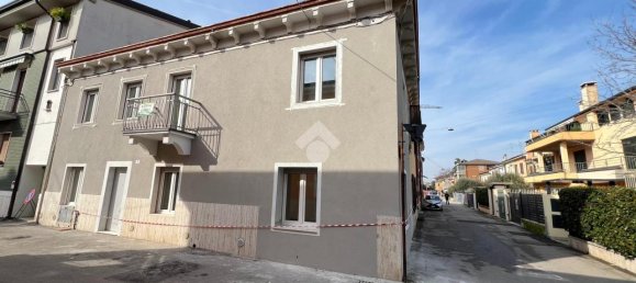 Дом с 5 комнатами в Верона, Италия № 160812 31