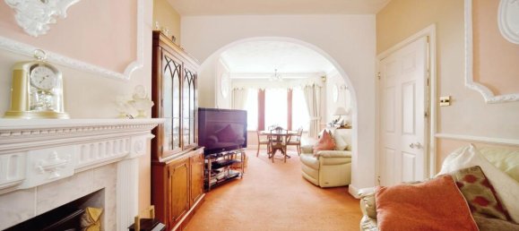 3 bedrooms House in East Ham, United Kingdom No. 11410 2