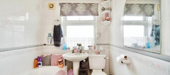 3 bedrooms House in East Ham, United Kingdom No. 11410 12