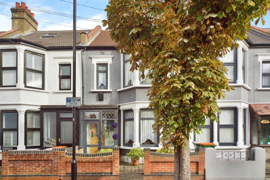 3 bedrooms House in East Ham, United Kingdom No. 11410