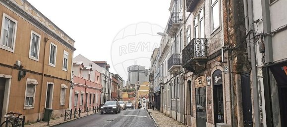93m² Commercial property in Lisbon, Portugal No. 69257 3