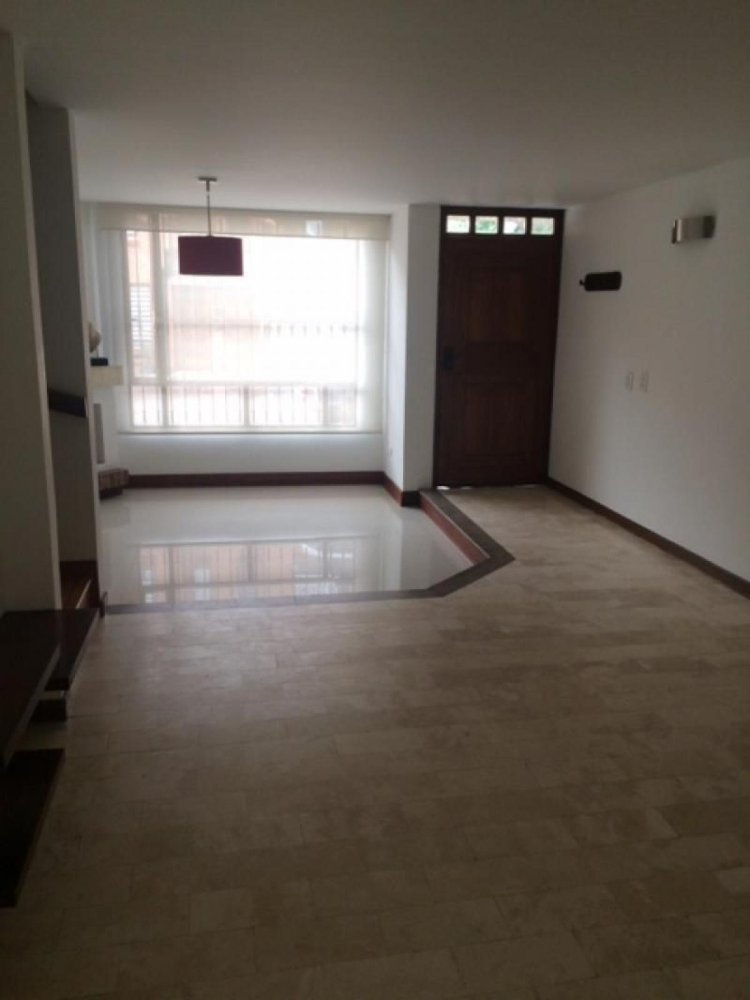 3 bedrooms House in Bogota, Colombia No. 10238