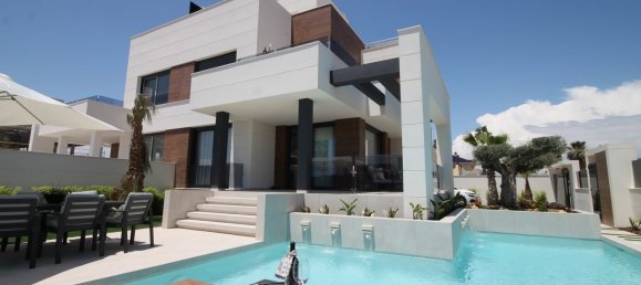 3 bedrooms Villa in Torrevieja, Spain No. 13257 3