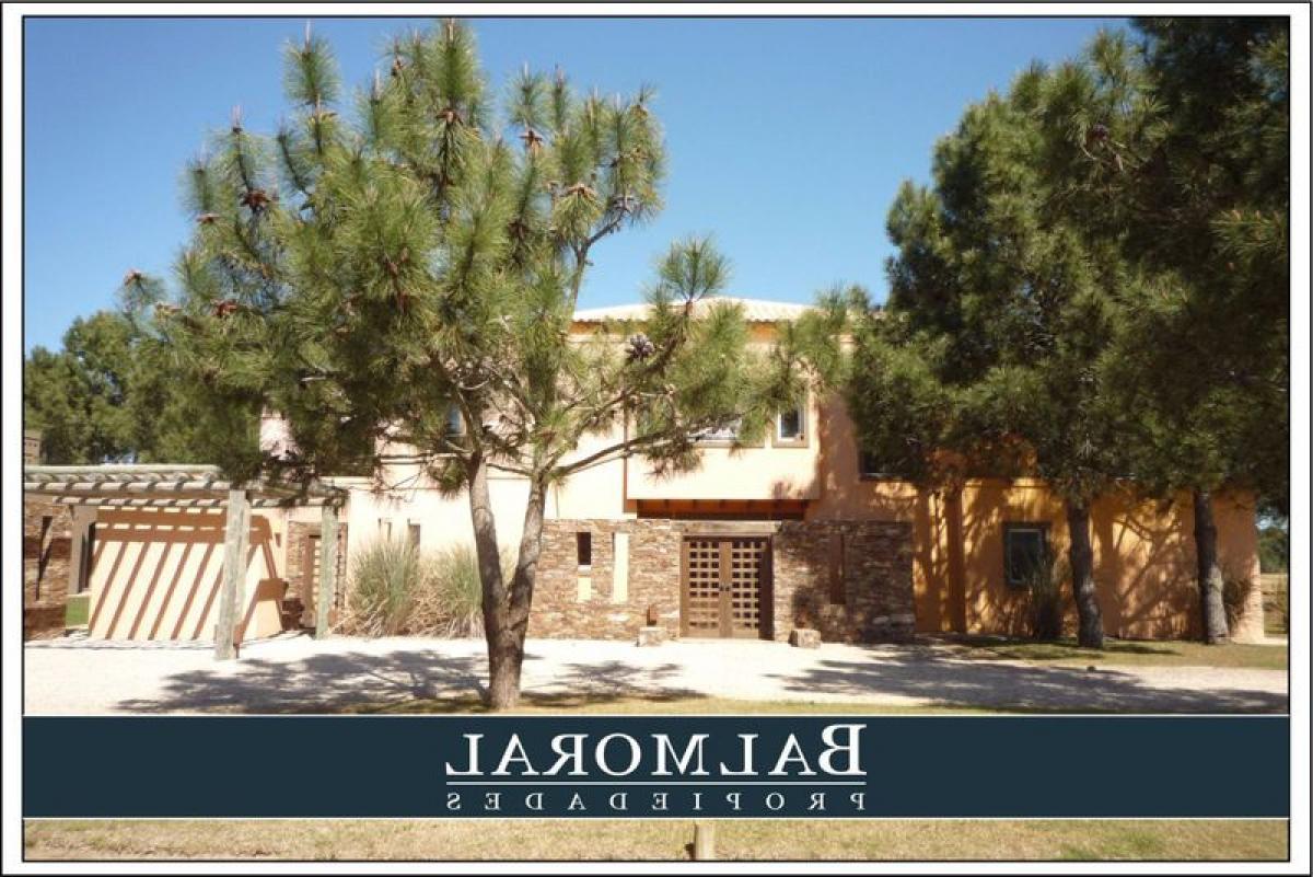 4 bedrooms House in Mar del Plata, Argentina No. 95359