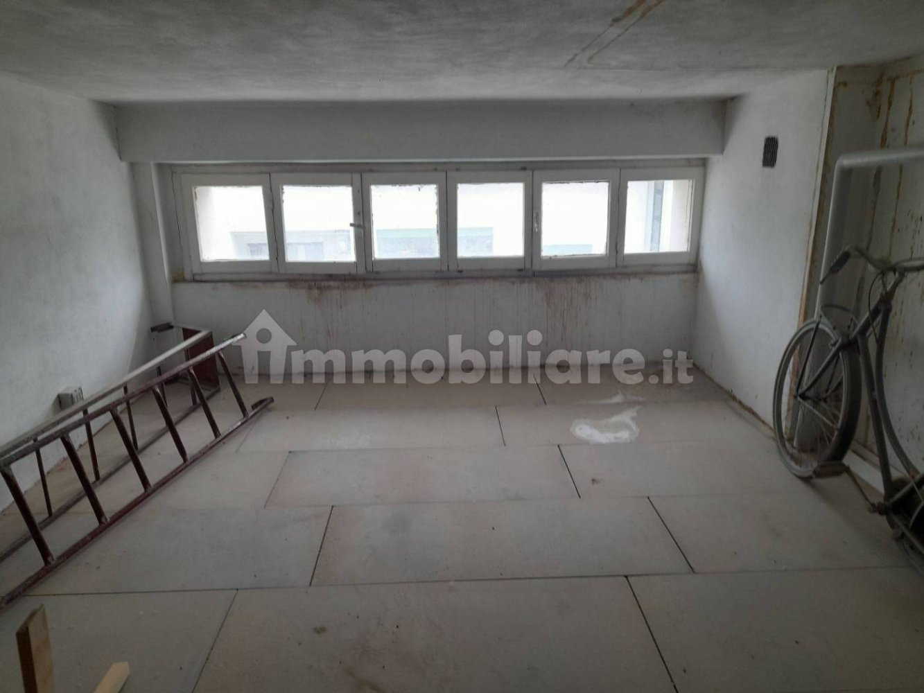 25m² Warehouse in Milan, Italy No. 372651