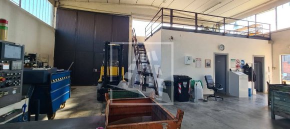 290m² Warehouse in Quattro Castella, Italy No. 313043 8