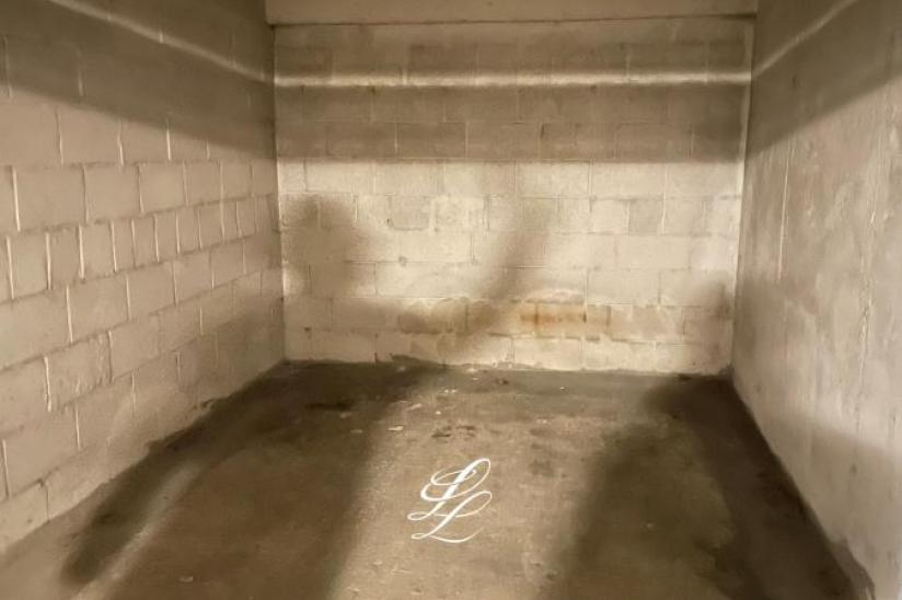 Garage à Paris, France No. 138850